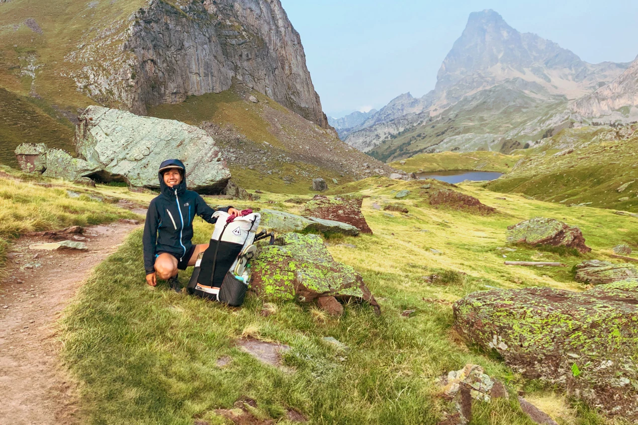 Wanderin mit ihrem Rucksack vor einem See